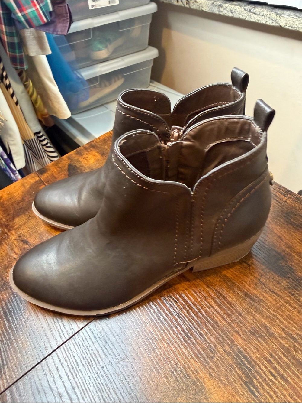 G by Guess Tammie ankle boots featuring side zippers and rounded toes Size 7.5